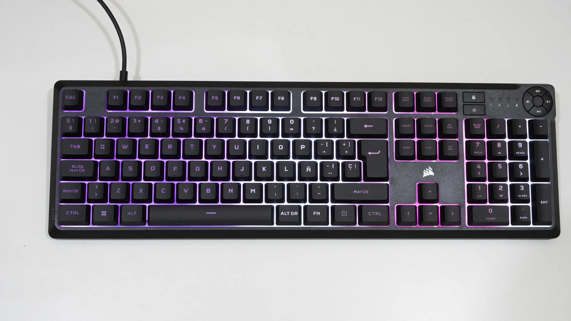 Probamos el Corsair K55 más completo y descubrimos por qué es un teclado  superventas