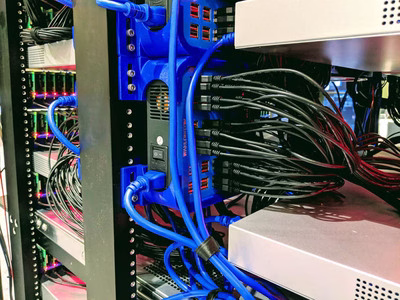 oracle-raspberry-pi-supercomputer-usb-power-supplies.avif