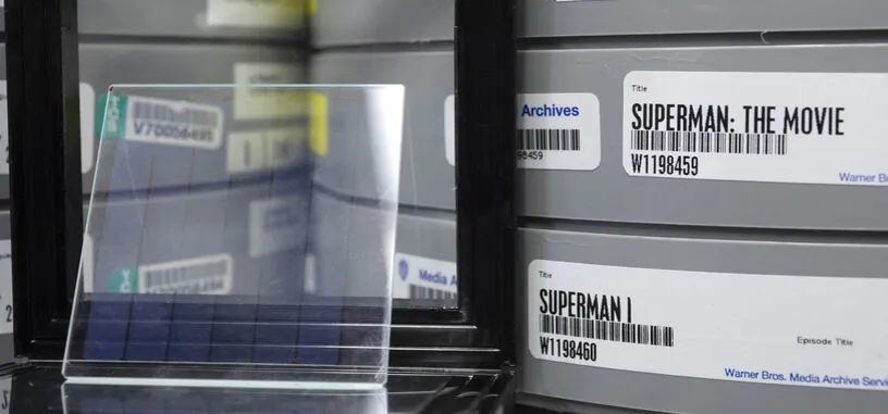 El futuro del almacenamiento pasa por el vidrio: Microsoft graba 'Superman' en un trozo de cristal
