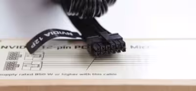 Comparan en fotos el conector micro-PCIe de 12 pines con el PCIe de 8 pines