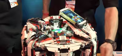 Un robot de Lego y un Galaxy S4 para resolver el cubo de Rubik en poco más de 3 segundos [vídeo]