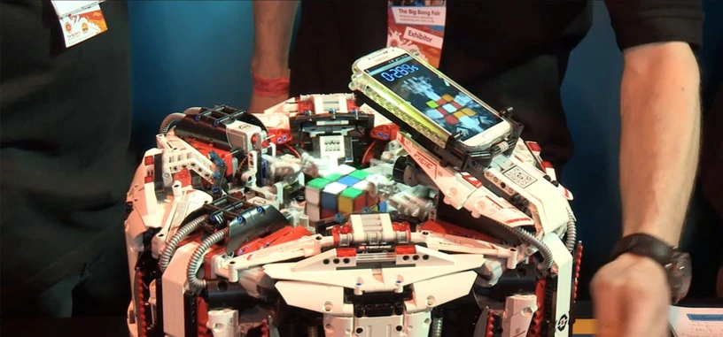 Un robot de Lego y un Galaxy S4 para resolver el cubo de Rubik en poco más de 3 segundos [vídeo]