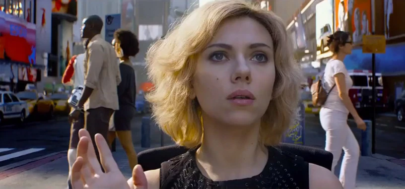 Scarlett Johansson tiene superpoderes en el tráiler de 'Lucy'
