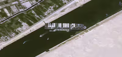 Podrían tardar semanas en desatascar el canal de Suez y afectará aún más a la venta de electrónica