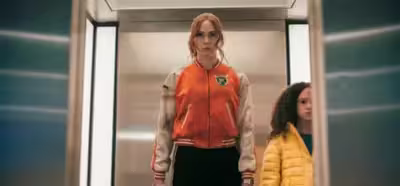 Gunpowder Milkshake, el batido de armas, peleas y Karen Gillan, da caña en su primer tráiler