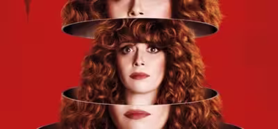 Netflix convierte la segunda temporada de 'Muñeca rusa' en una paranoia de viajes en el tiempo