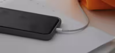 La UE habría advertido a Apple en contra de limitar en los iPhone la velocidad del USB-C al usar  productos no oficiales