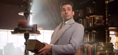 John Hamm se deja caer en el tráiler de la 2.ª temporada de 'Buenos presagios'