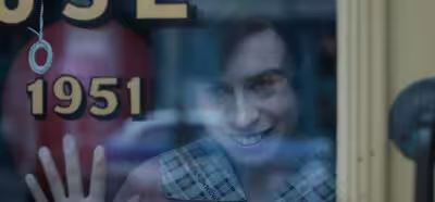 Pennywise sale de nuevo a jugar en el nuevo tráiler de 'IT: Bienvenidos a Derry'
