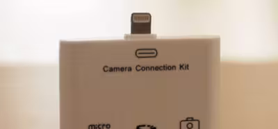 Sacan un adaptador 3-en-1 para leer tarjetas de cámara a través de la conexión Lightning de Apple