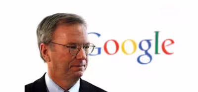 Eric Schmidt utiliza un Moto Razr X, pero también una BlackBerry