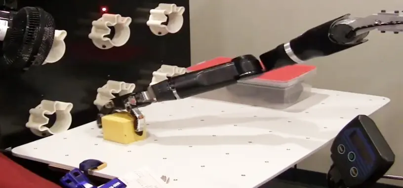DARPA financia un brazo robótico que se controla mentalmente