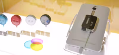 Asus presenta un flash de xenón que se puede usar con sus teléfonos