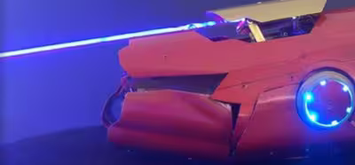 Un guante de Iron Man con un láser que explota globos enemigos (algo es algo)