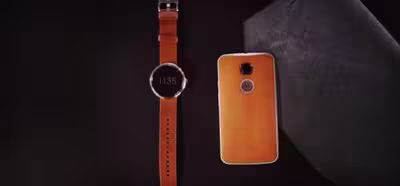 Motorola aprovecha para recordar que lleva haciendo dispositivos en cuero desde 2014