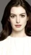 Anne Hathaway se enfrenta a Godzilla en los tribunales por la película 'Colossal'