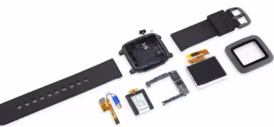 Pebble Time empieza a llegar a los patrocinadores de Kickstarter, y iFixit lo desmonta
