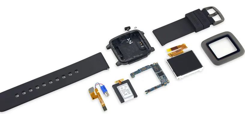 Pebble Time empieza a llegar a los patrocinadores de Kickstarter, y iFixit lo desmonta