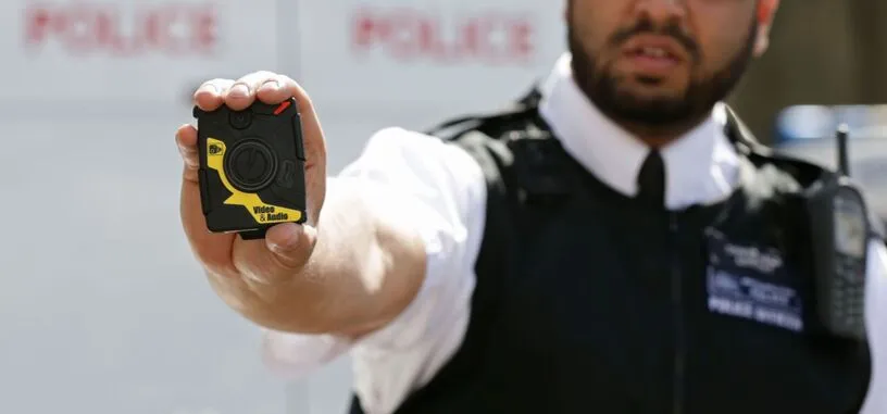 Todos los policías de Londres llevarán una cámara corporal para el próximo año
