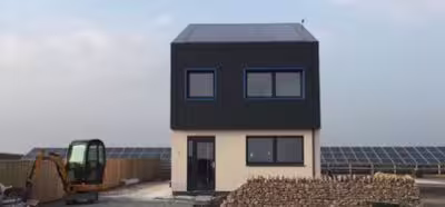 Esta casa de bajo carbono genera más electricidad de la que usa
