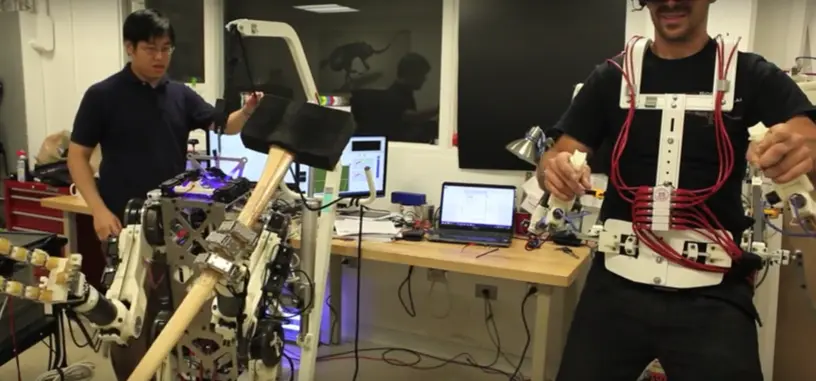 Este robot se controla mediante un exoesqueleto para trabajos de precisión o fuerza bruta