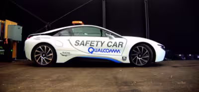 Inglaterra probará carreteras que recargan los vehículos eléctricos mientras circulan