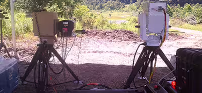 Jugando al tiro al dron con láseres compactos de alta energía
