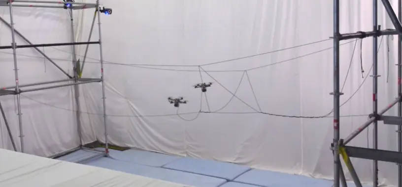 Estos drones son capaces de crear un puente de cuerdas por sí solos