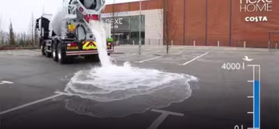 Se acabaron los coches patinando con lluvia con este asfalto que drena el agua rápidamente