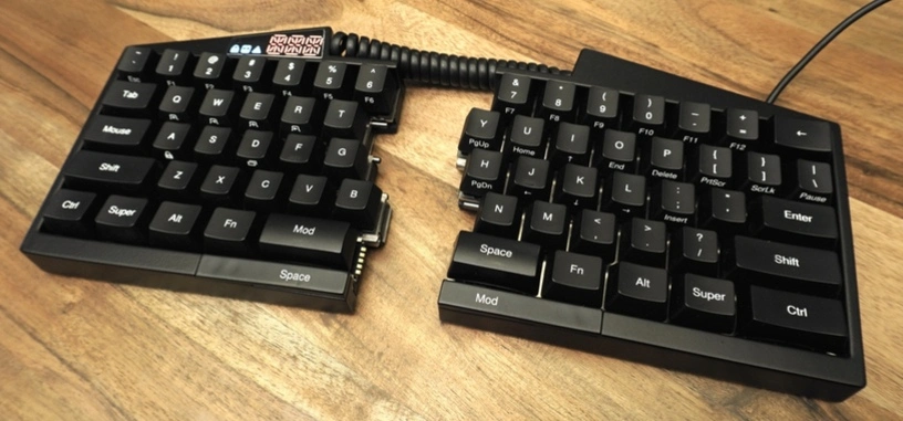 Este teclado mecánico que se divide también se le puede configurar cada una de sus teclas