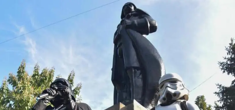 Una estatua de Lenin en Ucrania se ha pasado al lado oscuro para convertirse en Darth Vader