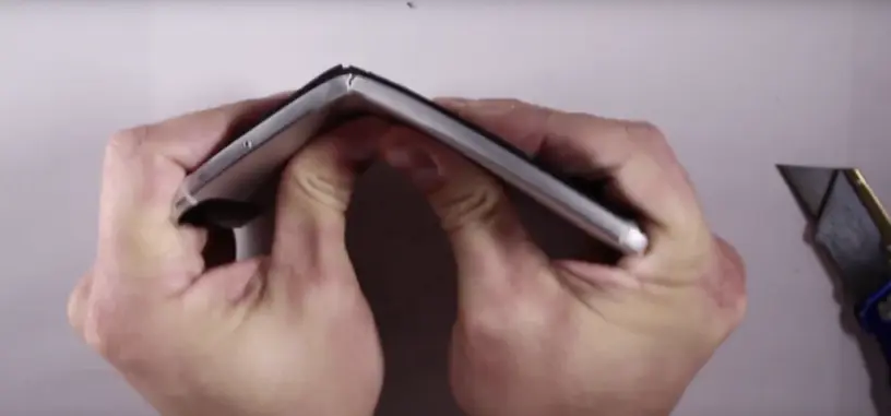 Continúa el #NexusBendgate: en otro vídeo doblan el Nexus 6P recién sacado de la caja