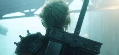 Cloud asoma la cara, y la espada, en el primer vídeo de juego de 'Final Fantasy VII Remake'