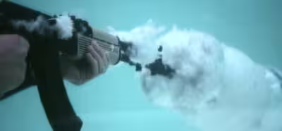 Esto es lo que ocurre cuando disparas un AK-47 bajo el agua a cámara lenta