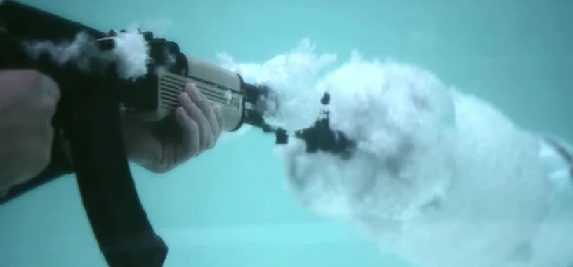 Esto es lo que ocurre cuando disparas un AK-47 bajo el agua a cámara lenta