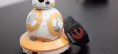 Este reloj de Star Wars permite controlar al robot BB-8 'usando la Fuerza'