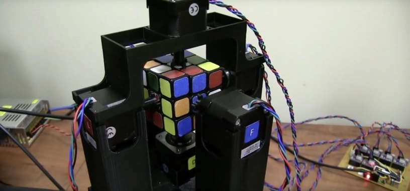 Este robot es capaz de resolver el cubo de Rubik en 1 segundo