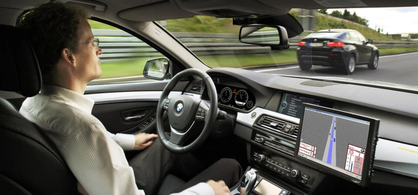 Un software mejorará el comportamiento de los coches autónomos observando a los conductores
