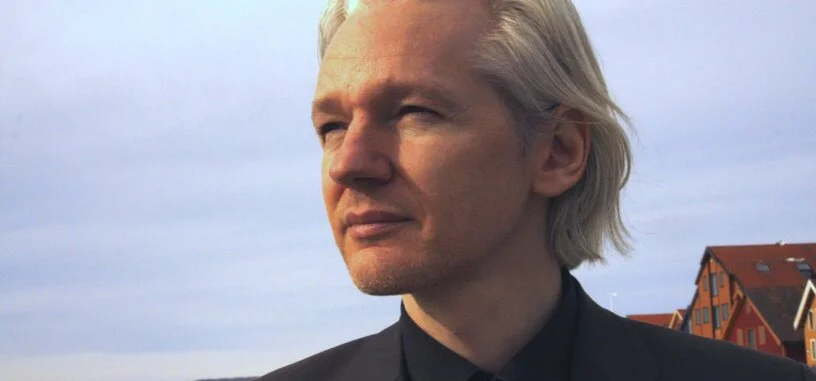 Ecuador retira el estatus de asilado a Assange y es arrestado por la policía londinense