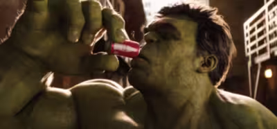 Hulk y Ant-Man se enfrentan por un refresco durante la Super Bowl