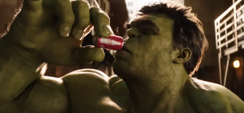 Hulk y Ant-Man se enfrentan por un refresco durante la Super Bowl