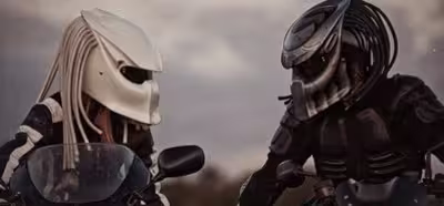 Se el terror de la carretera con este casco de moto de Predator