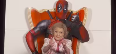 Betty White, la última de las 'Chicas de oro', reseña la película de 'Deadpool'