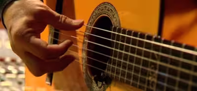 Si tu guitarra suena mal ahora puedes usar Bing para afinarla