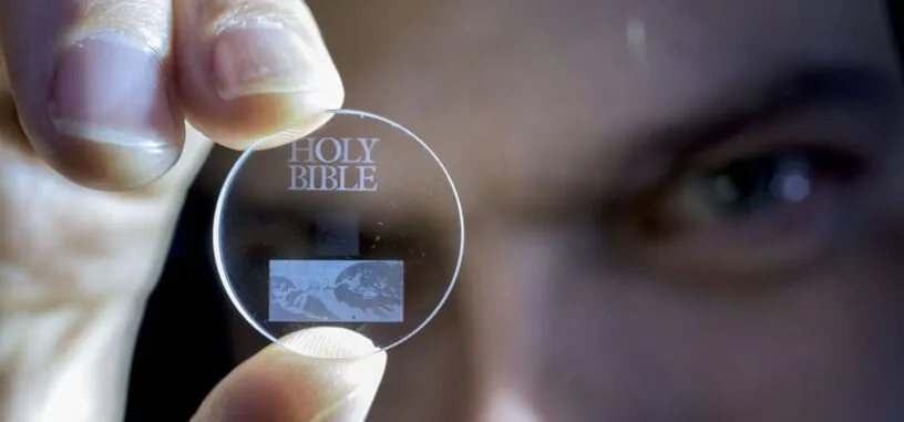 Este pequeño cristal puede almacenar 360 TB de información durante 13.800 millones de años