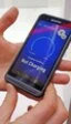 Kyocera muestra su teléfono con pantalla solar para recargarlo en cualquier parte
