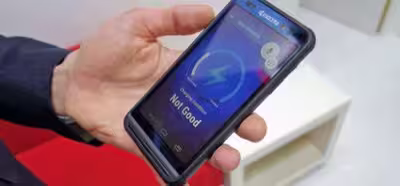 Kyocera muestra su teléfono con pantalla solar para recargarlo en cualquier parte