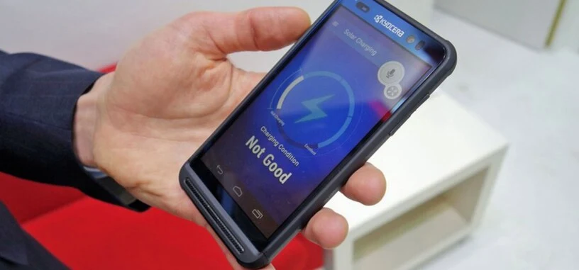 Kyocera muestra su teléfono con pantalla solar para recargarlo en cualquier parte
