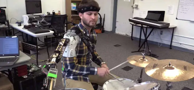 Crean un brazo robótico que ayuda a los músicos a tocar la batería