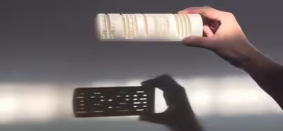 Un reloj de sol da la hora como un reloj digital